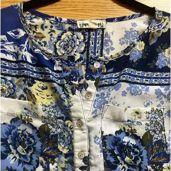 3/4 Length Light Weight Shirt w Pockets and Floral Print - Picture 2 of 7